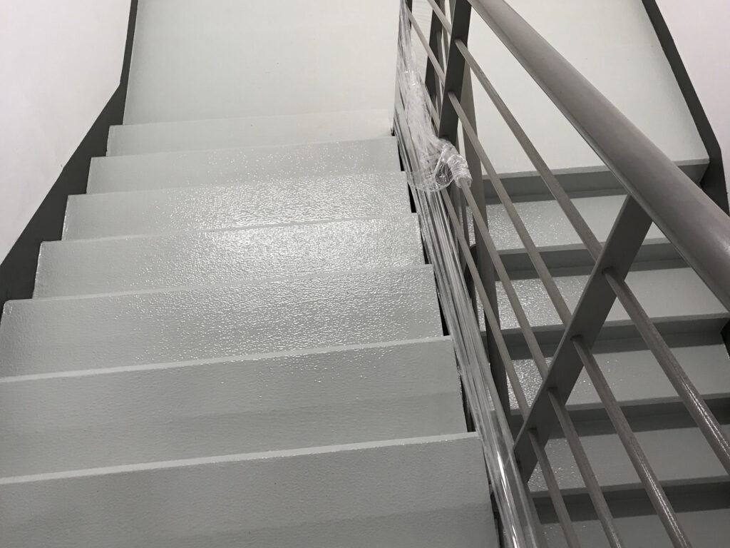 posadzka-epoksydowa-na-klatce-schodowej